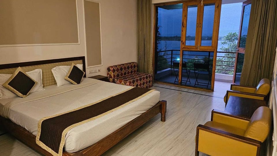 Deluxe Room, Balcony, Lake View | Free WiFi