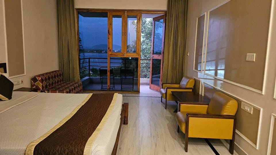 Deluxe Room, Balcony, Lake View | Free WiFi