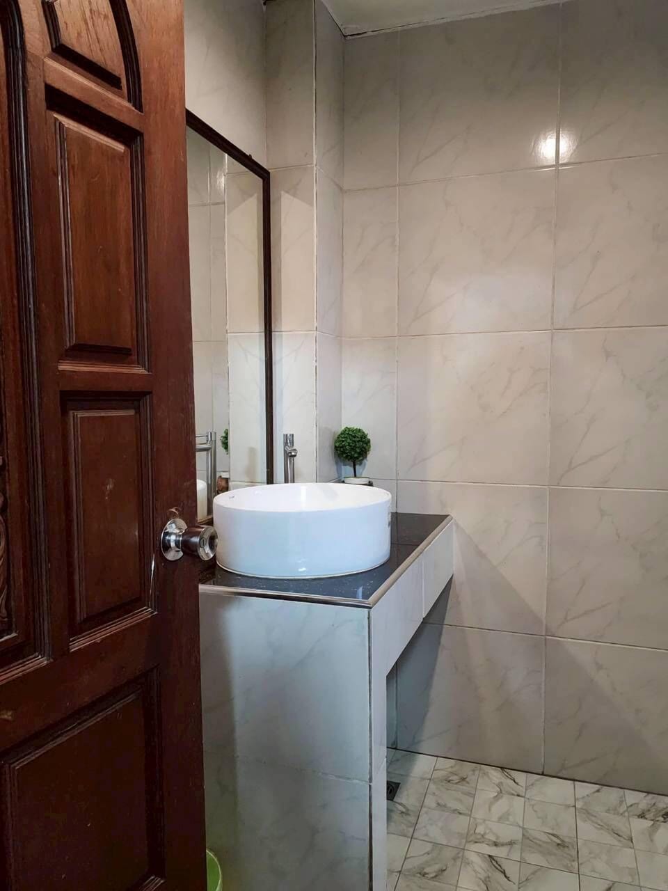 Basic Double Room | Bathroom | Hair dryer, towels, soap, shampoo