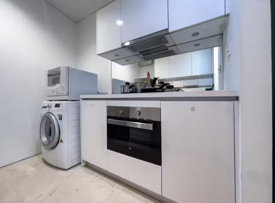 Premium Apartment | Private kitchen | Full-size fridge, microwave, oven, stovetop
