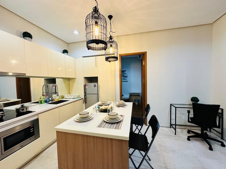 Full-size fridge, microwave, oven, stovetop