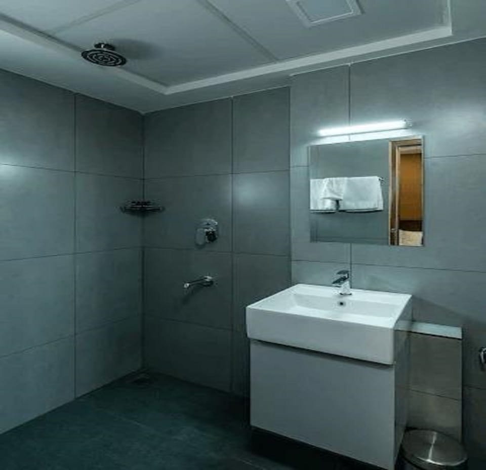 Saravana Grand Suites – A Unit of Saravana Bhavan Veg Tables Kochi Hotel in Kochi