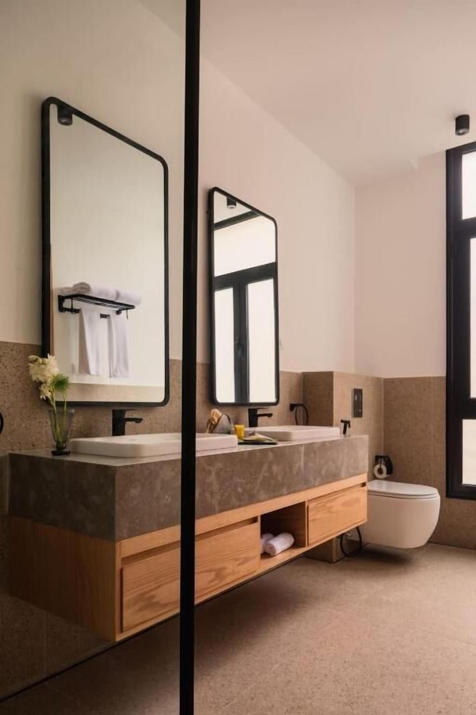 Economy Studio | Bathroom | Shower, free toiletries, hair dryer, towels