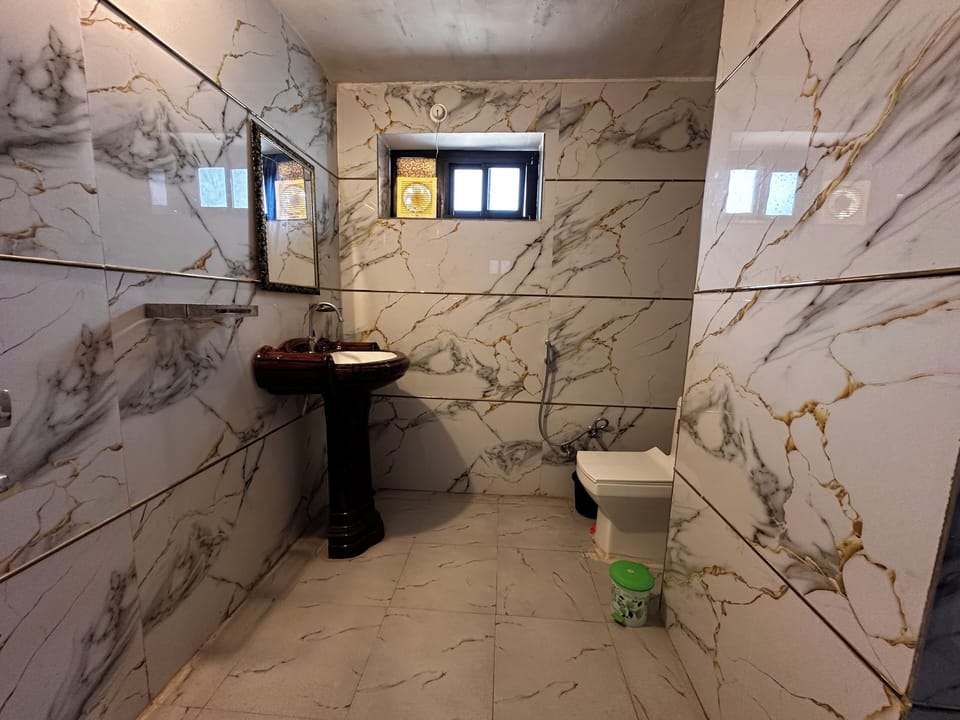 Elite Room | Bathroom | Shower, free toiletries, towels, soap