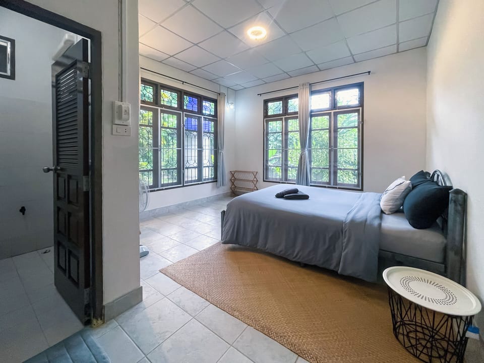 House | Iron/ironing board, WiFi (free)