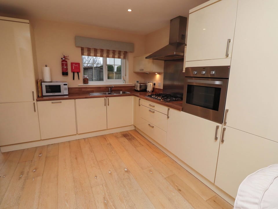 Fridge, microwave, dishwasher, cookware/dishes/utensils