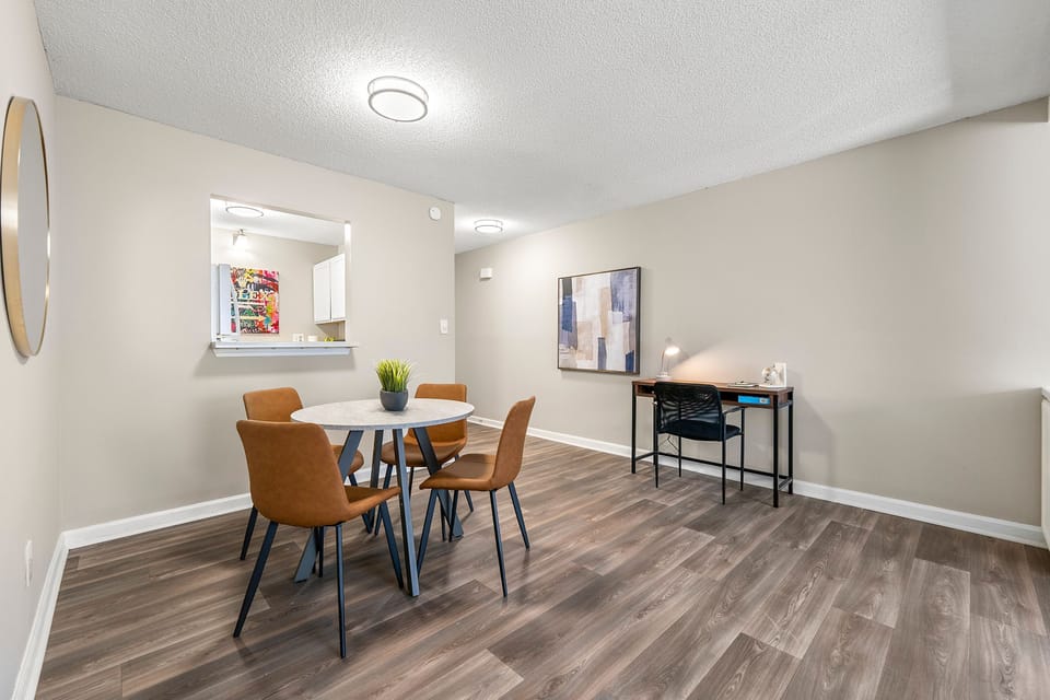 House | 2 bedrooms, desk