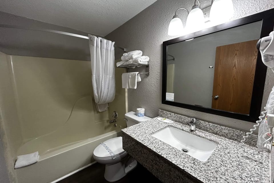 Combined shower/tub, free toiletries, hair dryer, towels