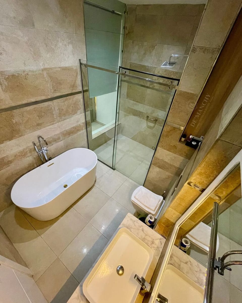Combined shower/tub, towels, soap, shampoo