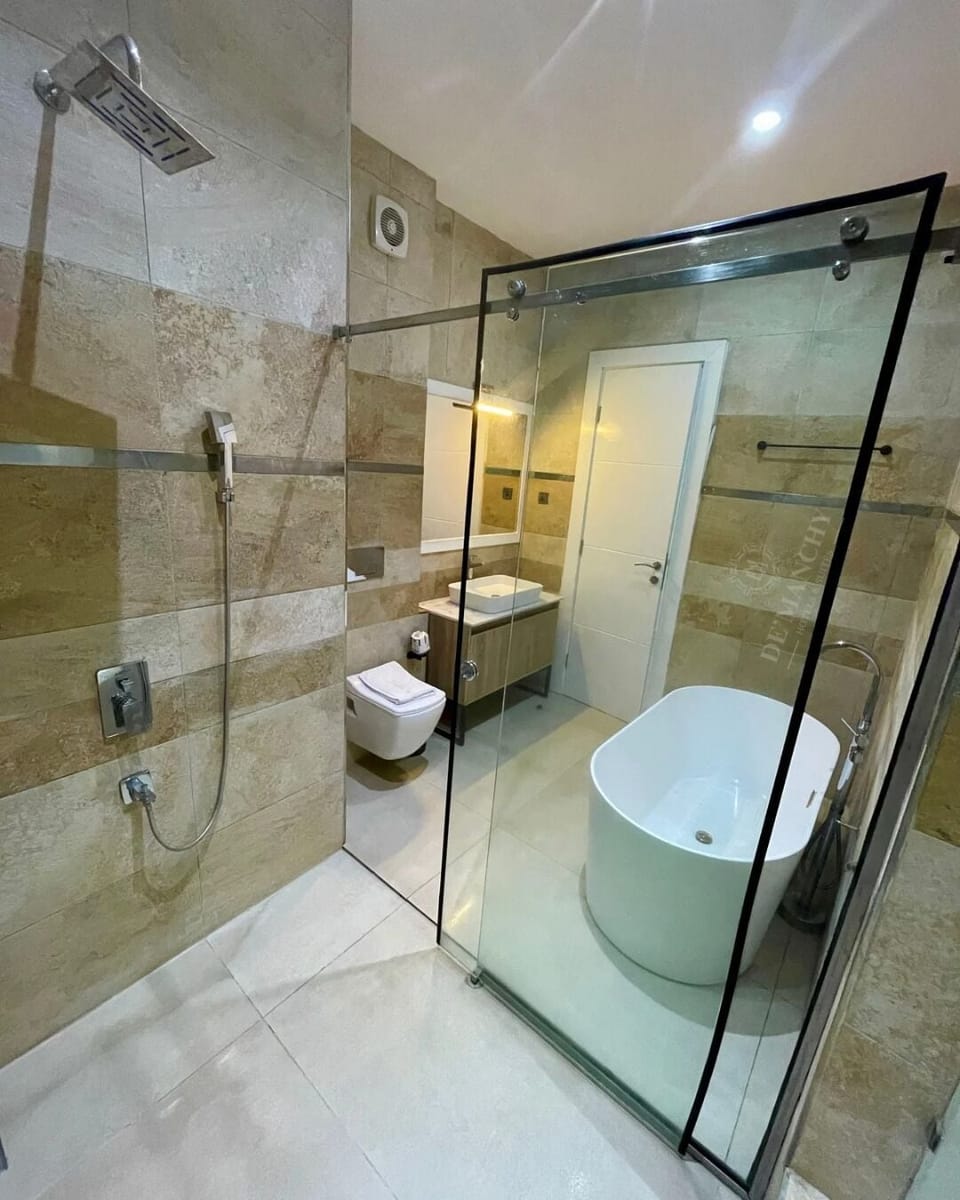Royal Room, Courtyard View | Bathroom | Combined shower/tub, towels, soap, shampoo