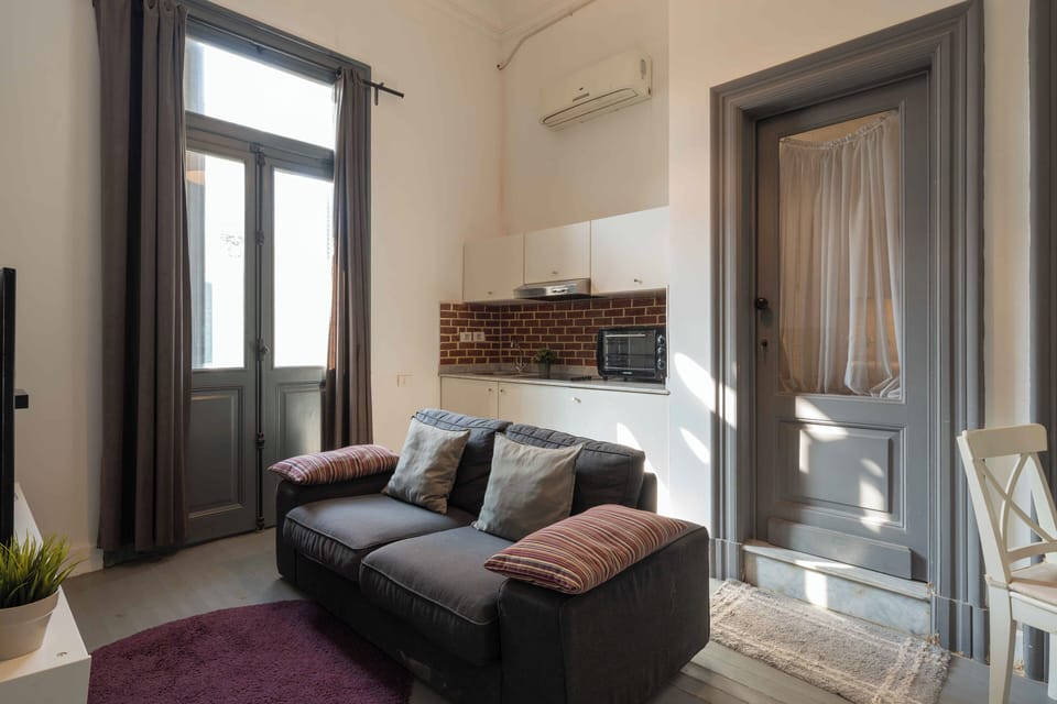 Apartment, 1 Bedroom, Sea View | Private kitchen | Fridge, microwave, stovetop, cookware/dishes/utensils