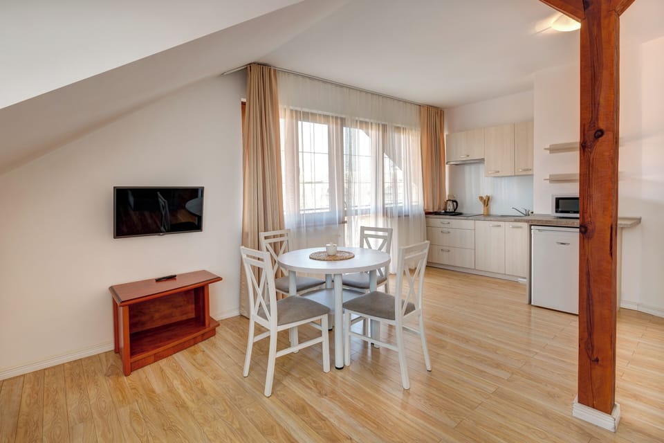 Comfort Suite | Living area | 32-inch LCD TV with cable channels