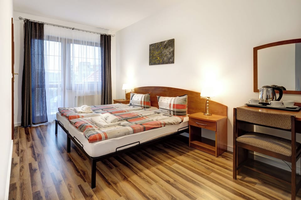 Comfort Double Room | Hypo-allergenic bedding, iron/ironing board, free WiFi, bed sheets
