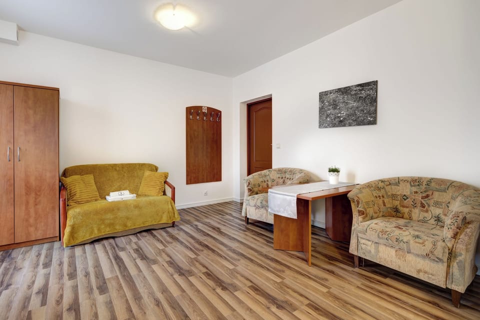 Comfort Triple Room | Hypo-allergenic bedding, iron/ironing board, free WiFi, bed sheets