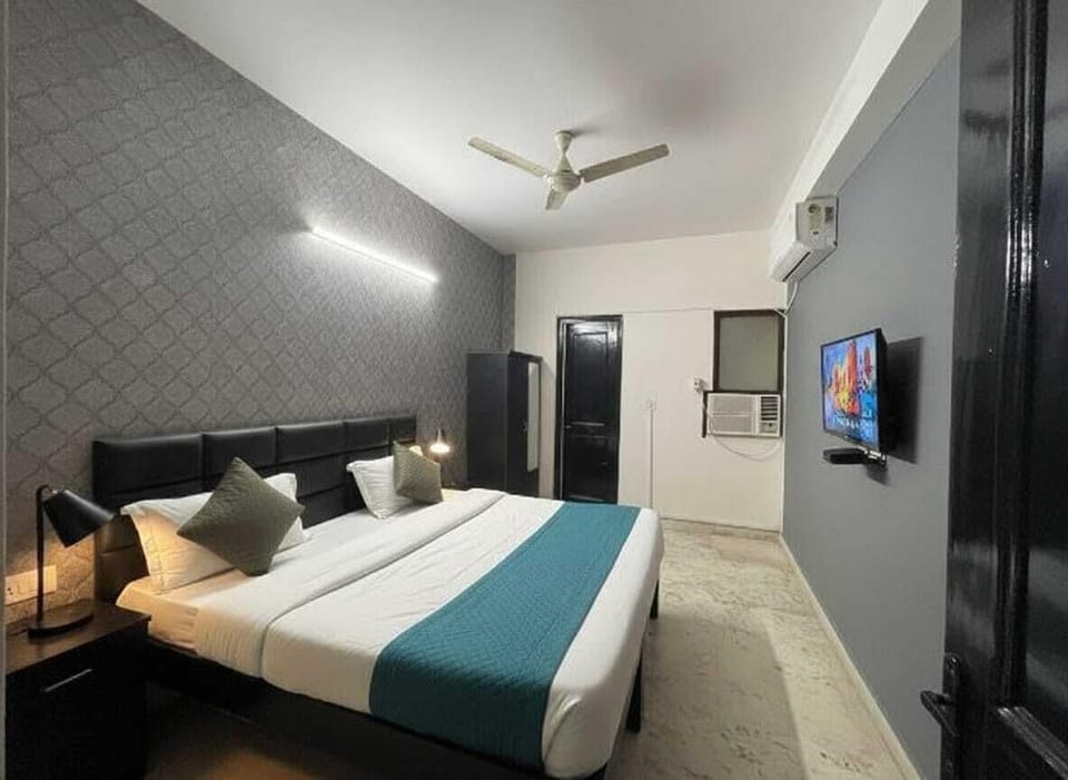 Deluxe Double Room | Blackout drapes, iron/ironing board, rollaway beds, free WiFi