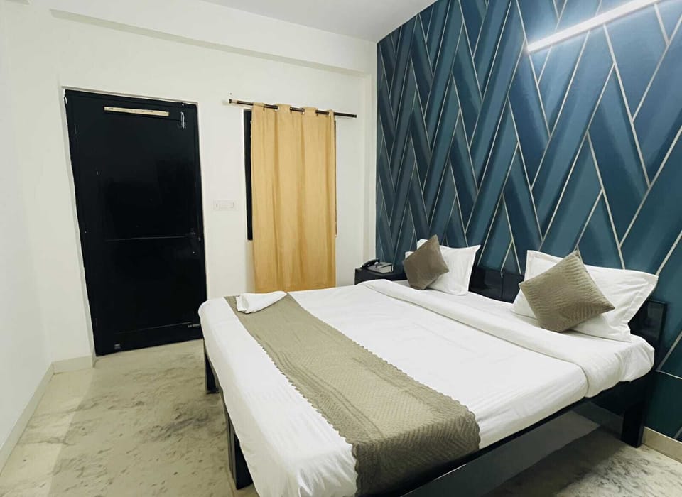 Deluxe Double Room | Blackout drapes, iron/ironing board, rollaway beds, free WiFi