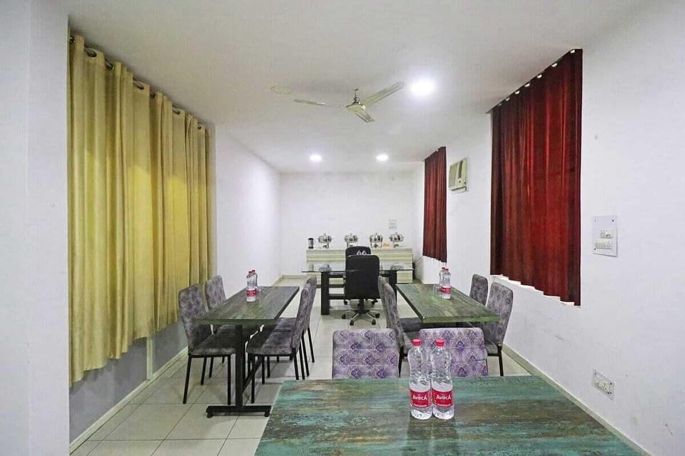 Deluxe Double Room | Living area | 32-inch Smart TV with digital channels, Netflix, streaming services