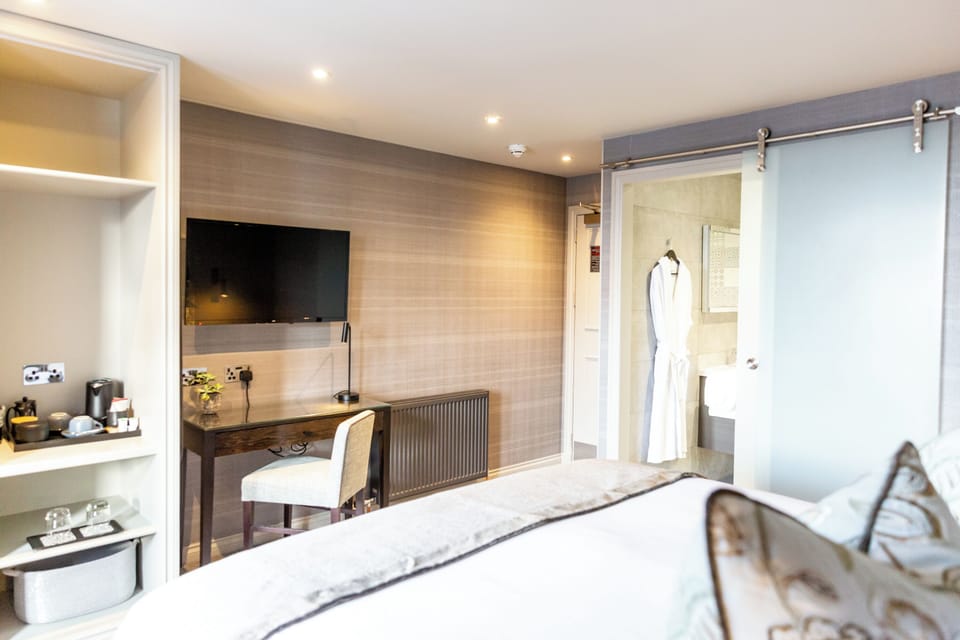 Superior Double Room | Desk, laptop workspace, blackout drapes, iron/ironing board