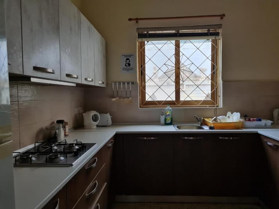 Full-size fridge, microwave, oven, stovetop