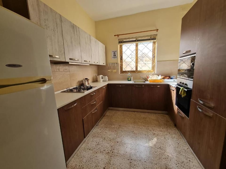 Full-size fridge, microwave, oven, stovetop