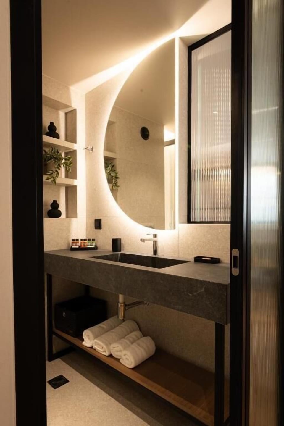 Superior Room, 1 King Bed | Bathroom | Shower, hair dryer, towels, soap
