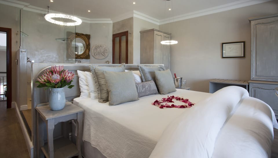 Honeymoon Suite | In-room safe, free WiFi, bed sheets