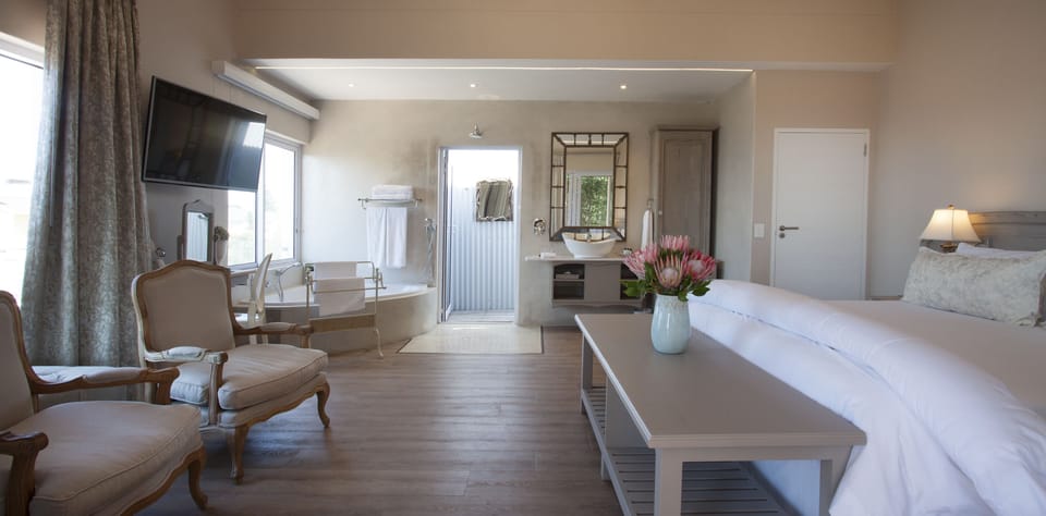 Luxury Pool Suite | In-room safe, free WiFi, bed sheets
