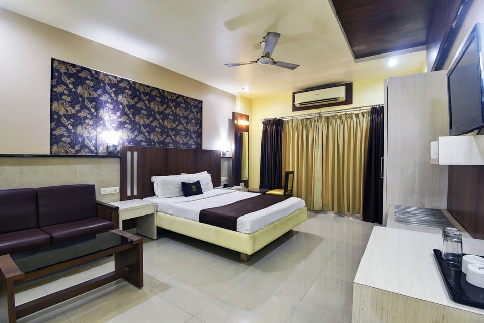 Classic Double Room | Desk, laptop workspace, iron/ironing board, WiFi (free)