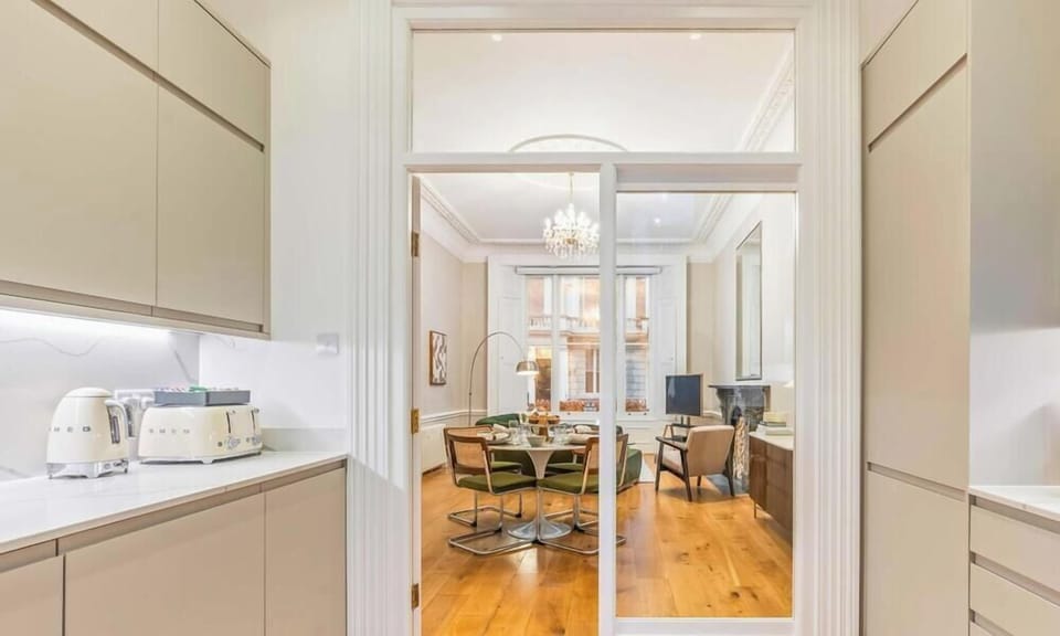 Clean lines & modern convenience in the fully equipped kitchen