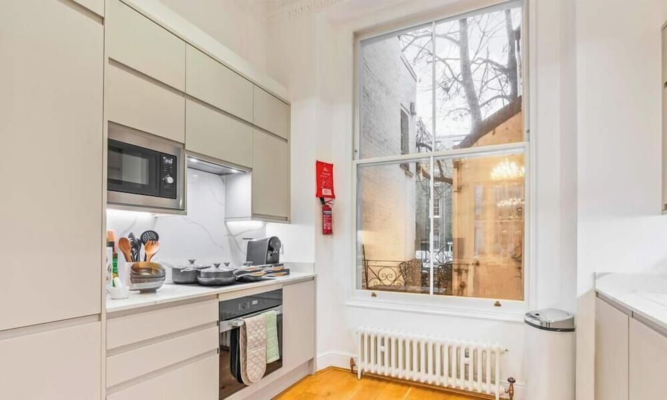 Fully equipped kitchen with Miele appliances & marble countertops