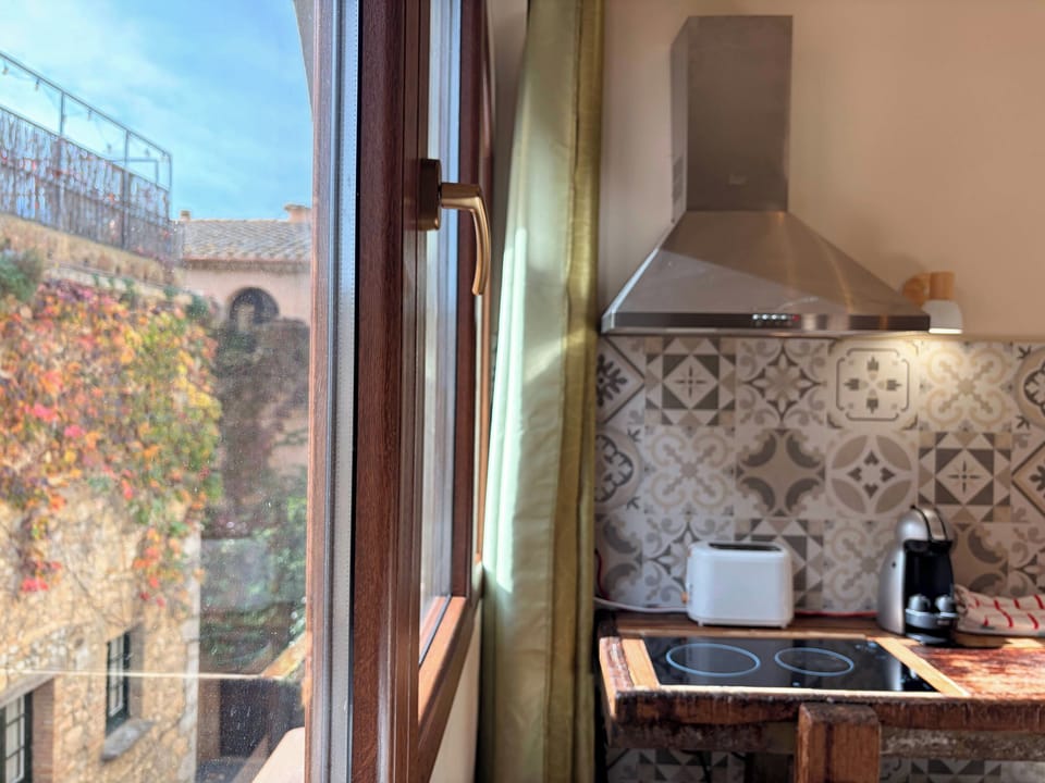 Enjoy views of the charming, historic Ventalló village from the window as you prepare a fresh coffee in the well-equipped kitchenette.
