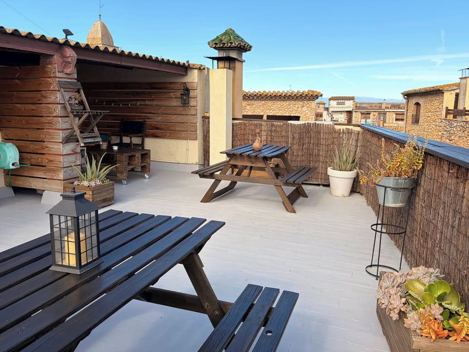 Enjoy the Spanish sun and dine al fresco on the rustic rooftop shared terrace, complete with panoramic views of the charming Ventalló.