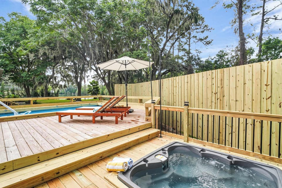 Outdoor spa tub