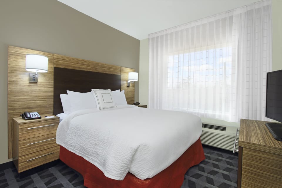 Premium bedding, iron/ironing board, free cribs/infant beds, free WiFi