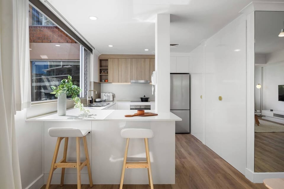 The breakfast bar serves as a relaxed spot for quick bites or morning coffee.