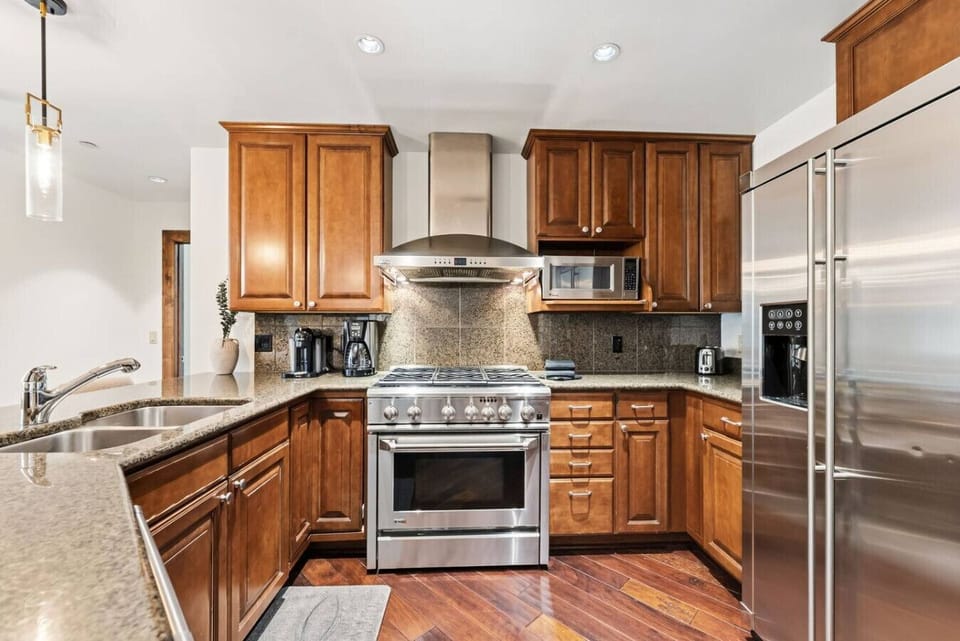 Fully equipped kitchen with bar seating