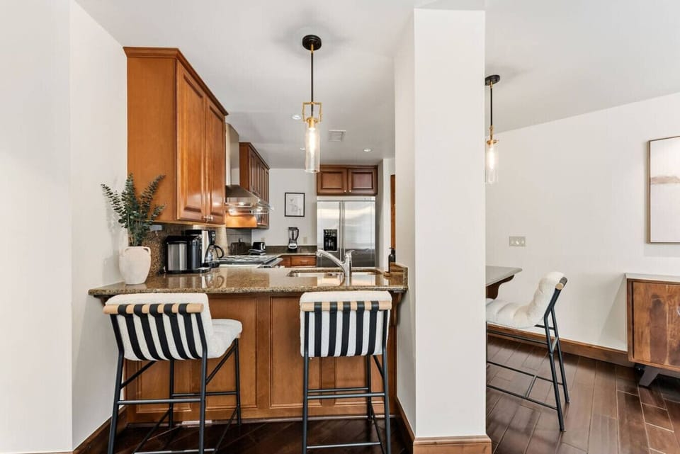 Fully equipped kitchen with bar seating