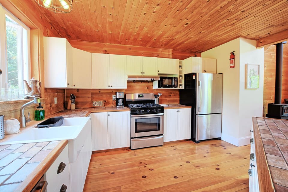 Fully equipped kitchen with stove, fridge, microwave, dishwasher and coffee maker