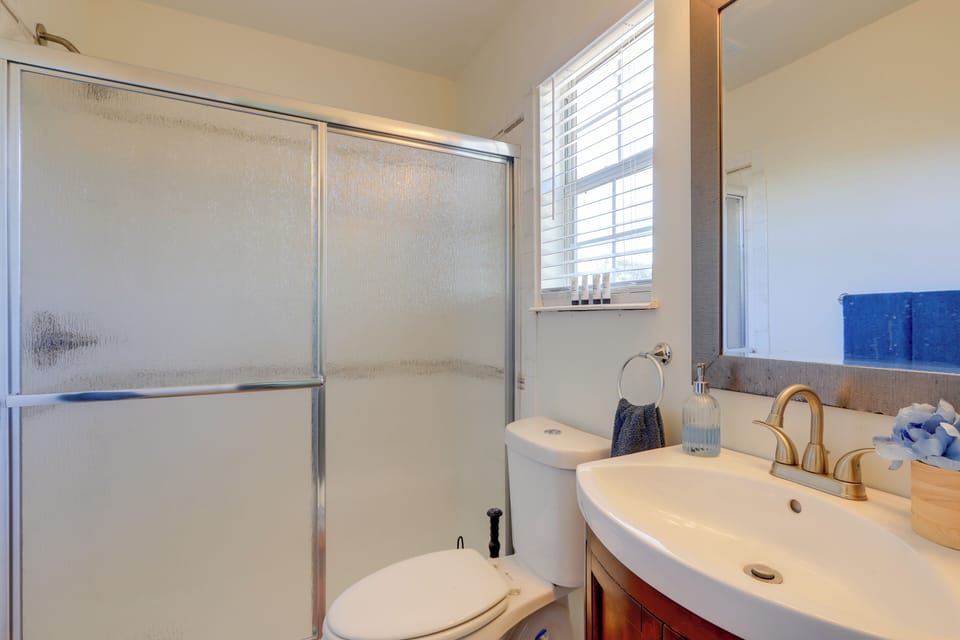 Full Bathroom | Upper Level | Towels Provided