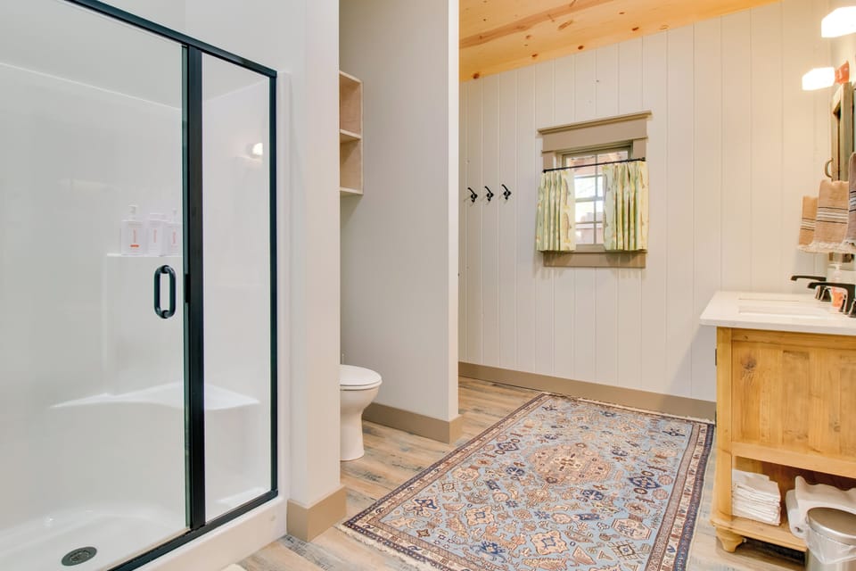 Full Bathroom | Towels Provided