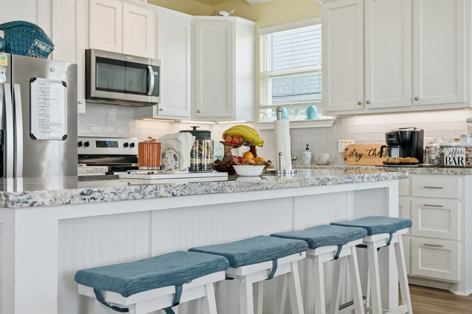Kitchen | Modern Open-concept Kitchen with Granite Countertops, Stainless Steel Appliances, and Breakfast Bar Seating