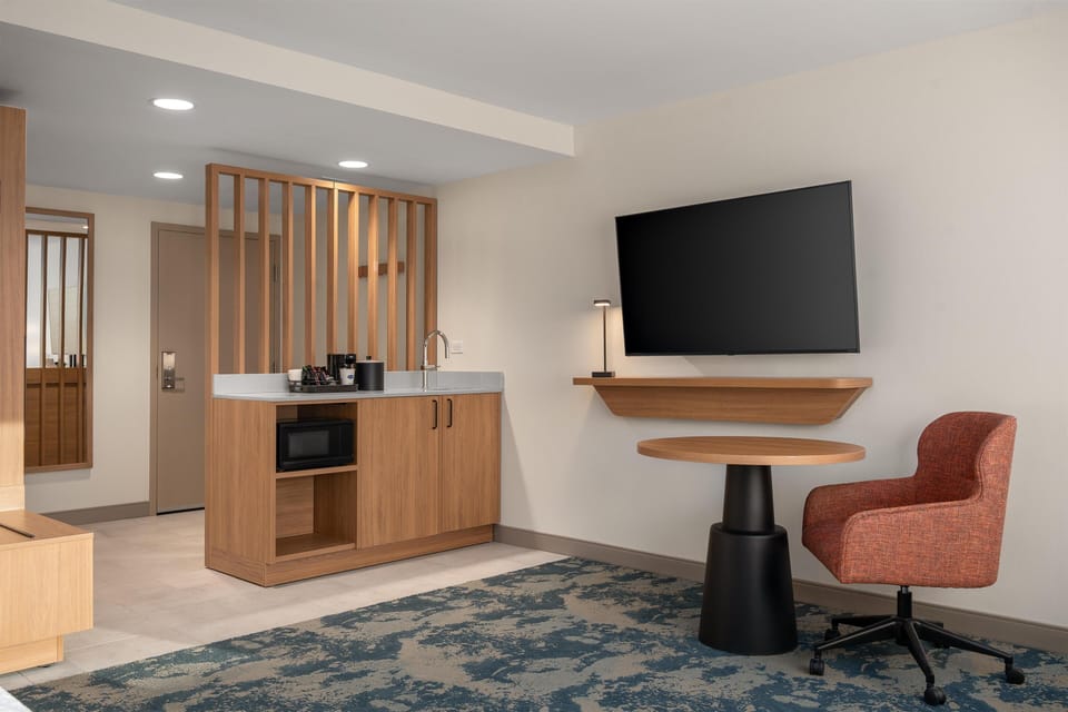 Studio, 1 King Bed, Refrigerator & Microwave (Wet bar) | WiFi (free)