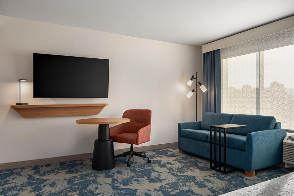 Studio, 1 King Bed, Refrigerator & Microwave (Wet bar) | WiFi (free)