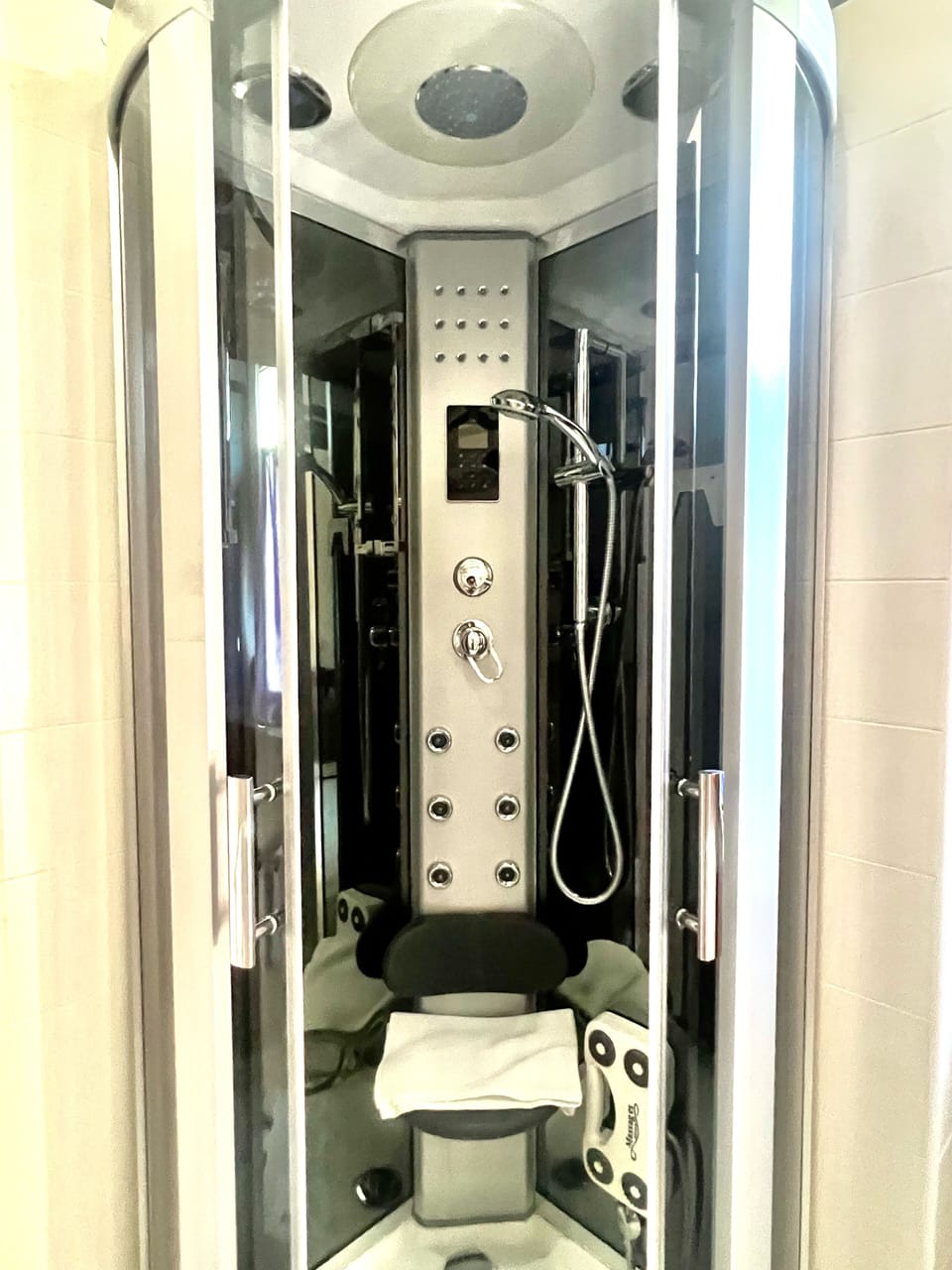 Deluxe Room, 1 Double Bed | Bathroom | Shower, free toiletries, hair dryer, bidet