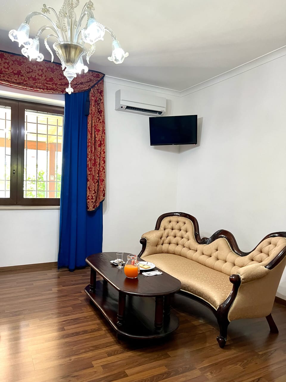Deluxe Room, 1 Double Bed | Living area | Flat-screen TV