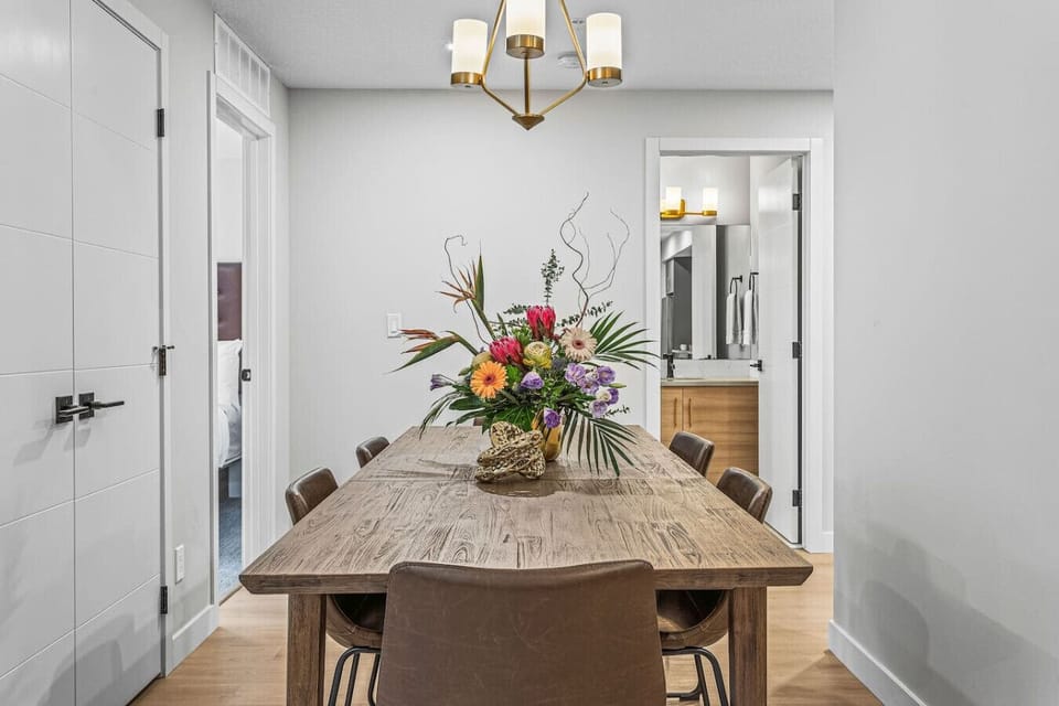 Dining table with 6 seats to enjoy your favorite movies.