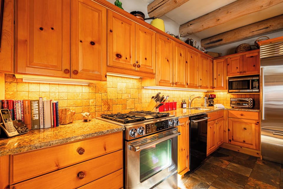 Fully‑Equipped Kitchen & Breakfast Bar — Everything you need to whip up meals or après‑ski snacks.