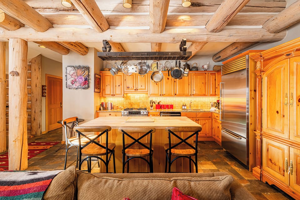 Fully‑Equipped Kitchen & Breakfast Bar — Everything you need to whip up meals or après‑ski snacks.