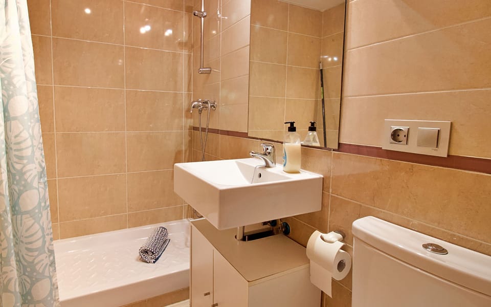 Castillo Bajo apartment %2D Bathroom