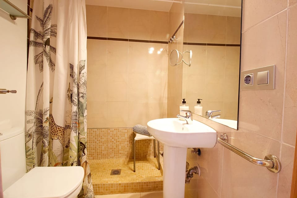 Castillo Bajo apartment %2D Ensuite bathroom